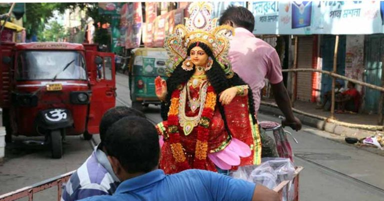 লক্ষ্মীপুজোয় বাজার আগুন, ফল থেকে সবজির দাম আকাশছোঁয়া