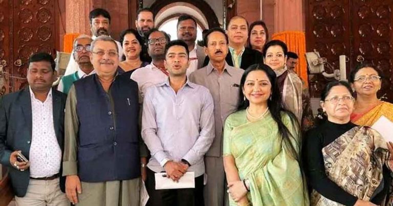 চশমা সরিয়ে অভিষেক ফিরলেন সংসদে
