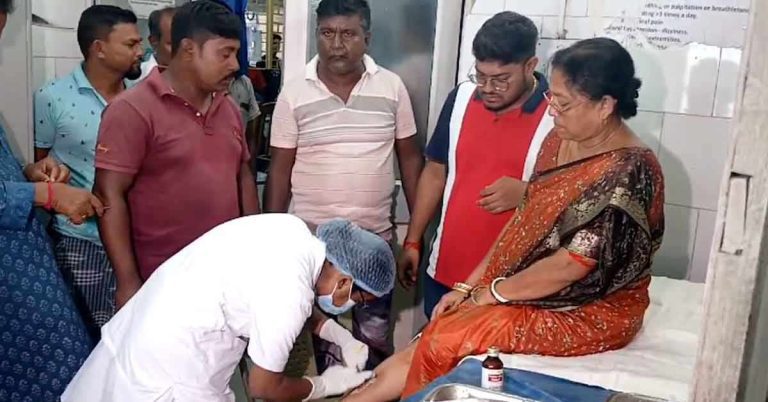 শাসকদলের নেতার হাতেই আক্রান্ত মিনাখার তৃণমূল বিধায়ক ঊষারানী