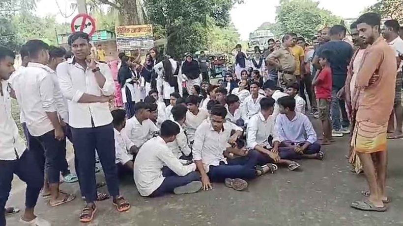 Students Block Road in Sagarpada