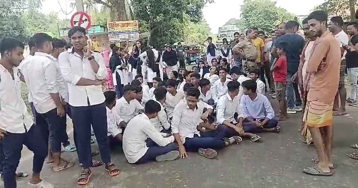 Students Block Road in Sagarpada