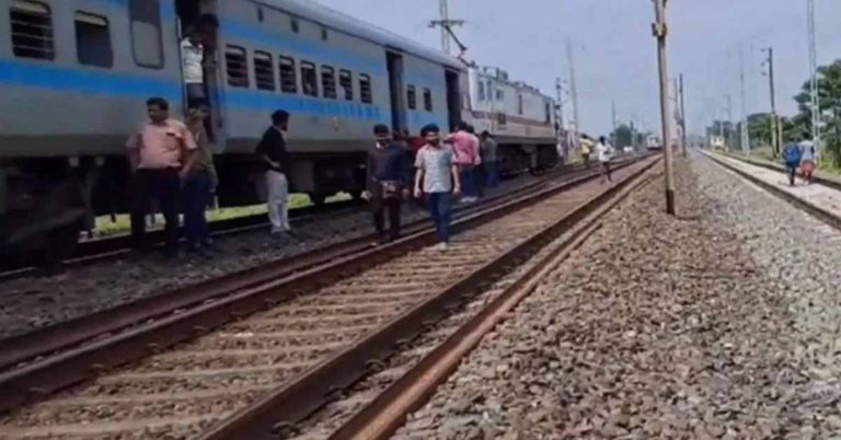 একই লাইনে দুটি ট্রেন, আতঙ্কে ট্রেন থেকে লাফ যাত্রীদের