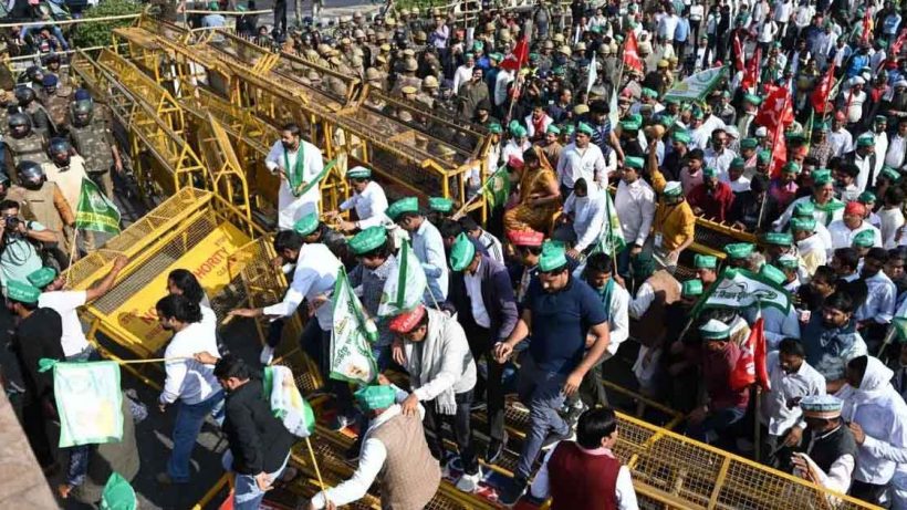 Police fires Tear Gas At Farmers Marching To Delhi Over MSP Demand in Hariyana-Delhi border