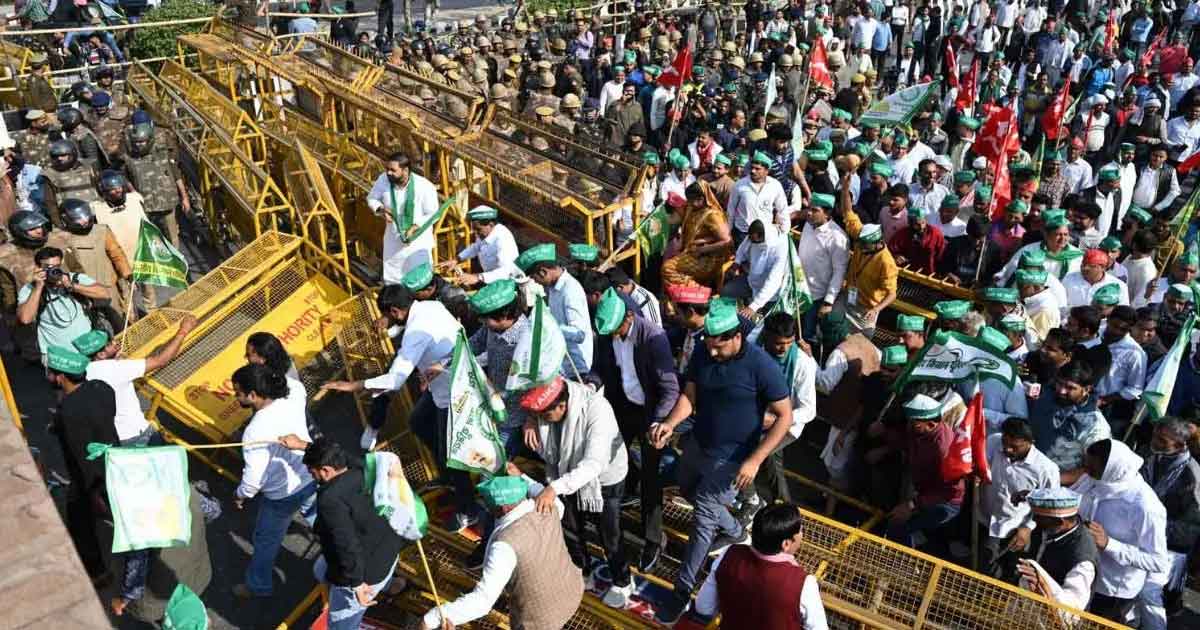 Police fires Tear Gas At Farmers Marching To Delhi Over MSP Demand in Hariyana-Delhi border