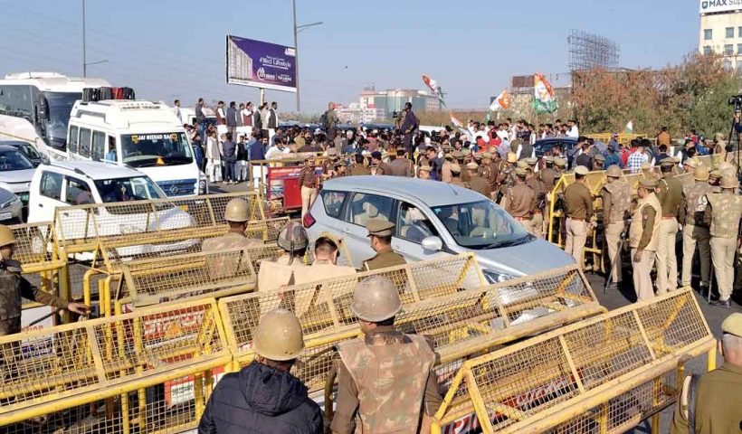 Huge Traffic Jam as Rahul and Priyanka Gandhi Stopped at Delhi-UP Border on Way to Sambhal