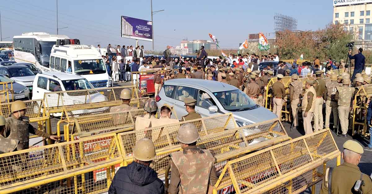 Huge Traffic Jam as Rahul and Priyanka Gandhi Stopped at Delhi-UP Border on Way to Sambhal