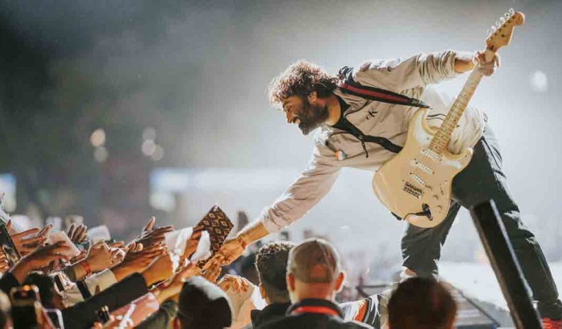 Watch the viral video of Arijit Singh performing the hook step from the popular song "Chaleya" from Shah Rukh Khan's movie *Jawan*. See how the singer's dance moves have captured the attention of fans online.