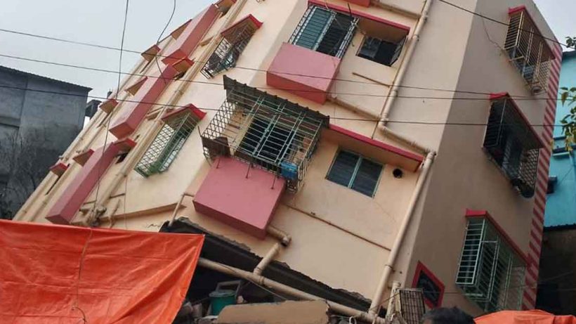 Construction Mishap in Tangra: One Flat Tilts Towards Another in Kolkata