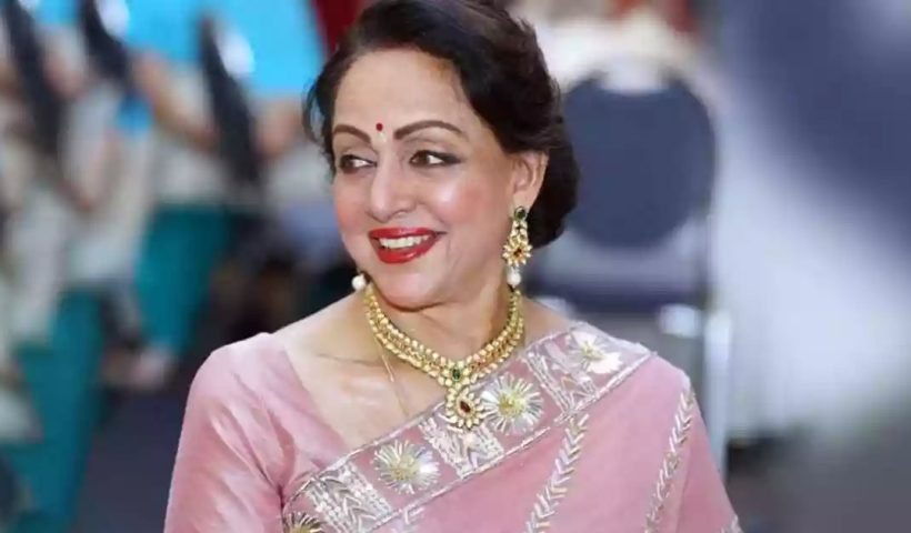 bjp-mp-hema-malini-takes-dip-in-sangam-mauni-amavasya