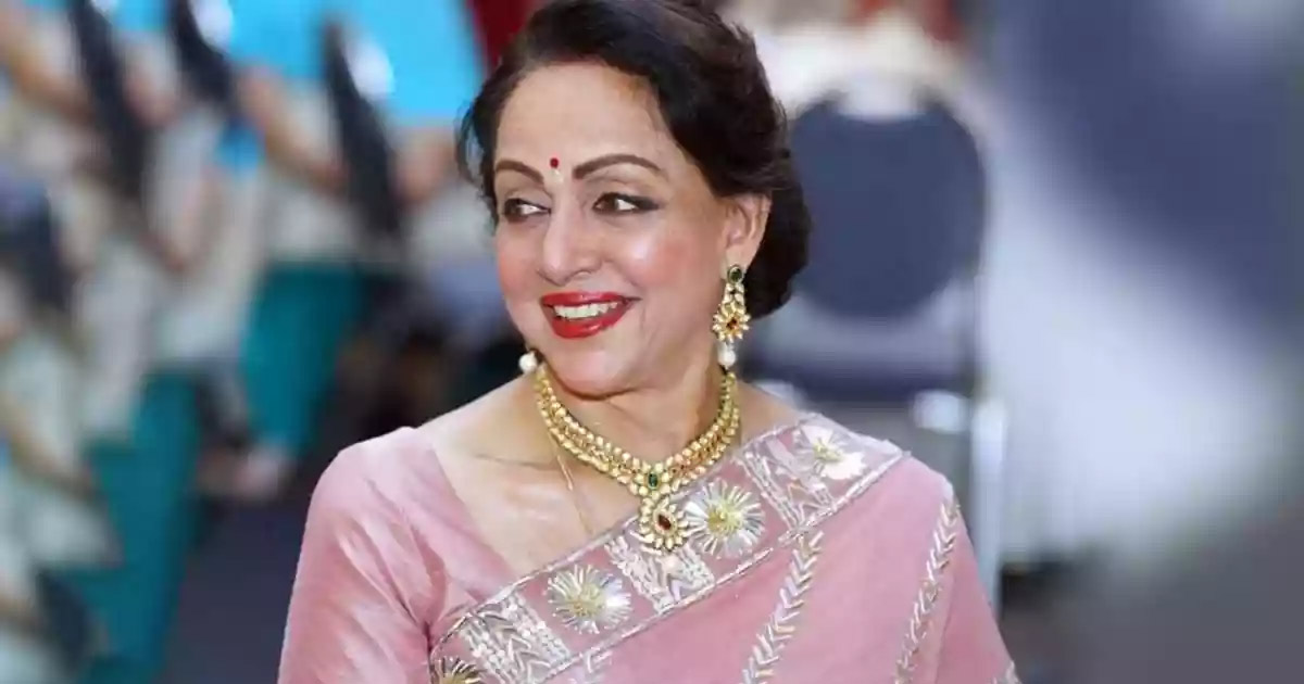 bjp-mp-hema-malini-takes-dip-in-sangam-mauni-amavasya