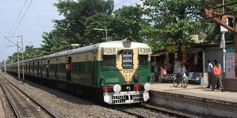 রেলের জরুরি কাজ, দমদমে বড় ব্লক, বিপাকে যাত্রীরা, দু’দিন ভোগান্তির শঙ্কা Sealdah Division Train Services Disrupted: 176 Local Trains Cancelled for 100 Hours
