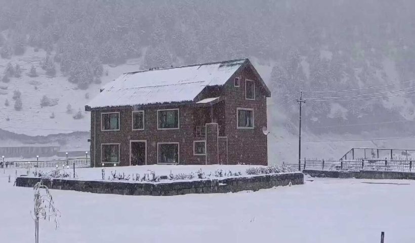 Anantnag Receives Fresh Snowfall: Kashmir and Himachal Pradesh Weather Update