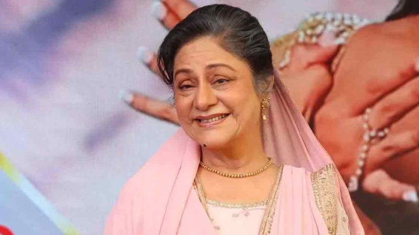 aruna-irani-gets-injured-after-falling-in-bangkok-spotted-in-pain-on-wheelchair