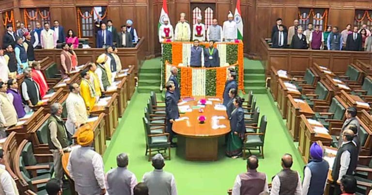 দিল্লির আবগারি নীতিতে ২০০২ কোটি টাকার ক্ষতি, প্রশ্নের মুখে আপ