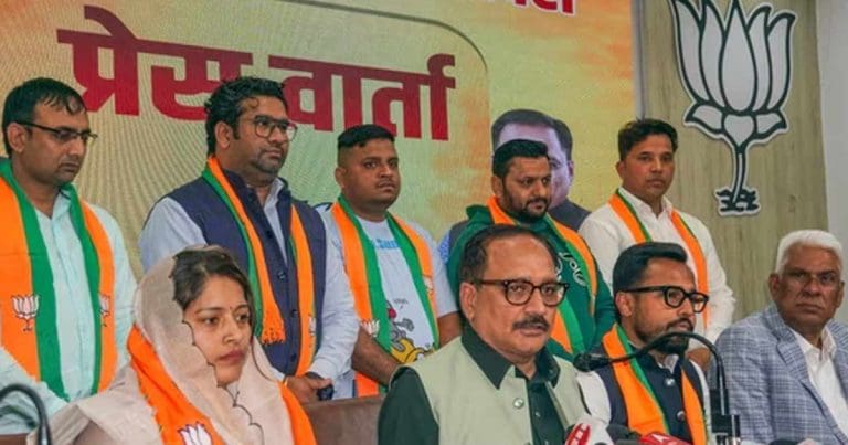 ৩ আপ কাউন্সিলরের বিজেপিতে যোগদানে বড় ধাক্কা কেজরির