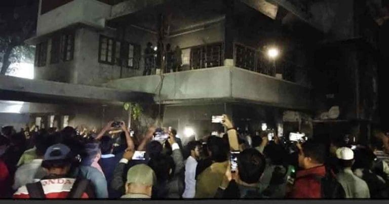 Bangladesh: গণউল্লাসে রাতেই নিশ্চিহ্ন মুজিবুরের বাড়ি? অসহায় সেনা