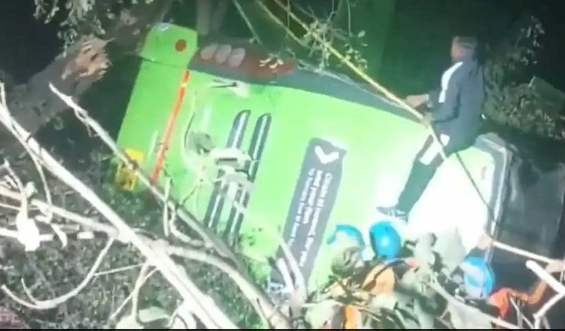 Driver Killed and 17 Injured as Bus Carrying Pilgrims Falls Into Gorge in Jammu & Kashmir