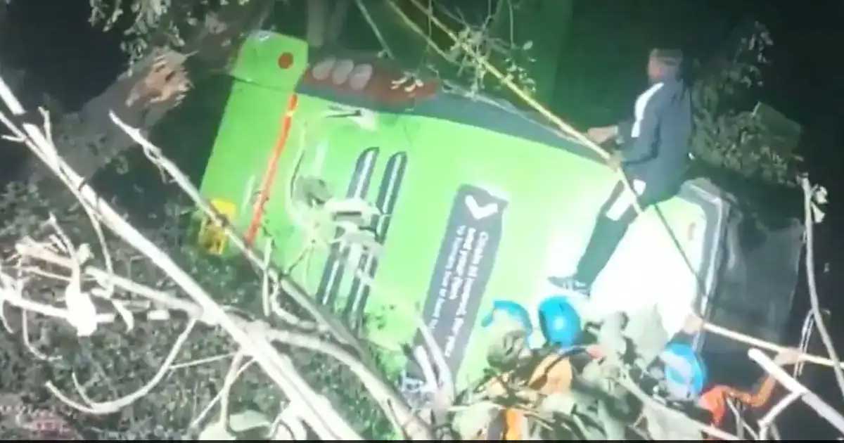 Driver Killed and 17 Injured as Bus Carrying Pilgrims Falls Into Gorge in Jammu & Kashmir