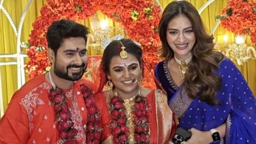 actress-nusrat-jahan-attends-director-jiit-chakraborty-wedding-and-gives-tips-to-couple