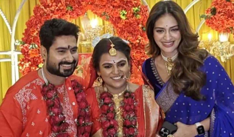 actress-nusrat-jahan-attends-director-jiit-chakraborty-wedding-and-gives-tips-to-couple