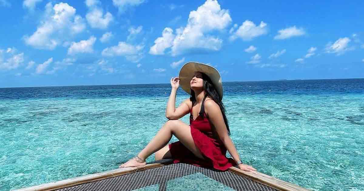 sonakshi-sinha-avoids-wearing-swimwear-in-india-reveals-reason-behind-fear