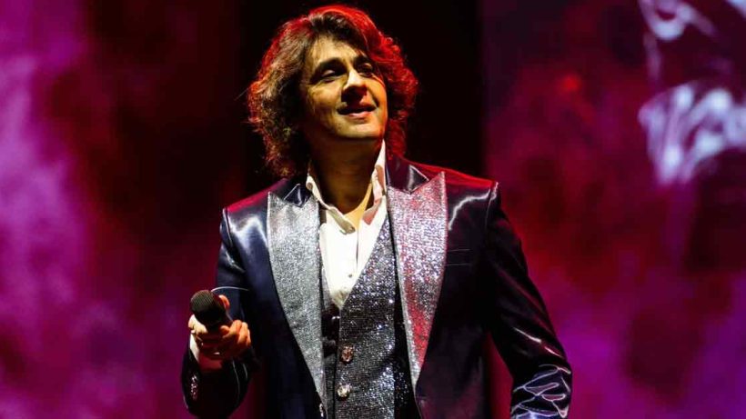 sonu-nigam-gets-angry-at-kolkata-crowd-during-concert-video-goes-viral