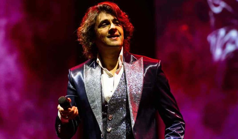 sonu-nigam-gets-angry-at-kolkata-crowd-during-concert-video-goes-viral