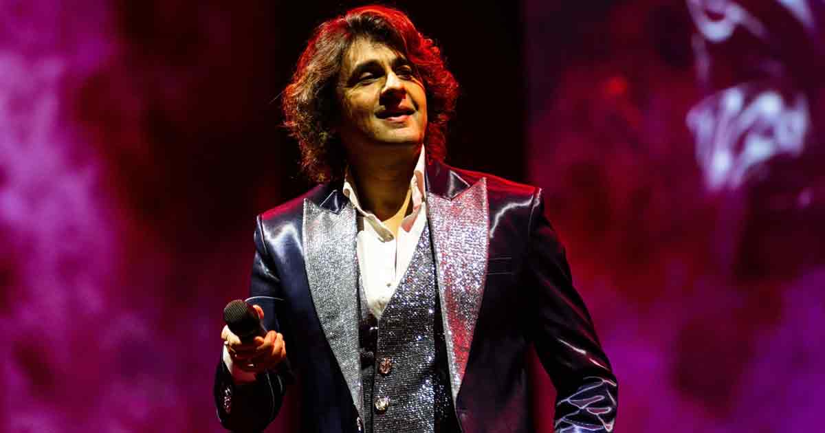 sonu-nigam-gets-angry-at-kolkata-crowd-during-concert-video-goes-viral