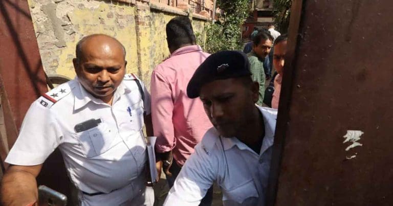 সেন্ট্রাল অ্যাভিনিউতে ভয়াবহ ডাকাতি, একাকী বৃদ্ধার ঘর থেকে লুট নগদ ও গয়না Central Avenue Major Robbery, Cash and Jewelry Looted from Elderly Woman's Home