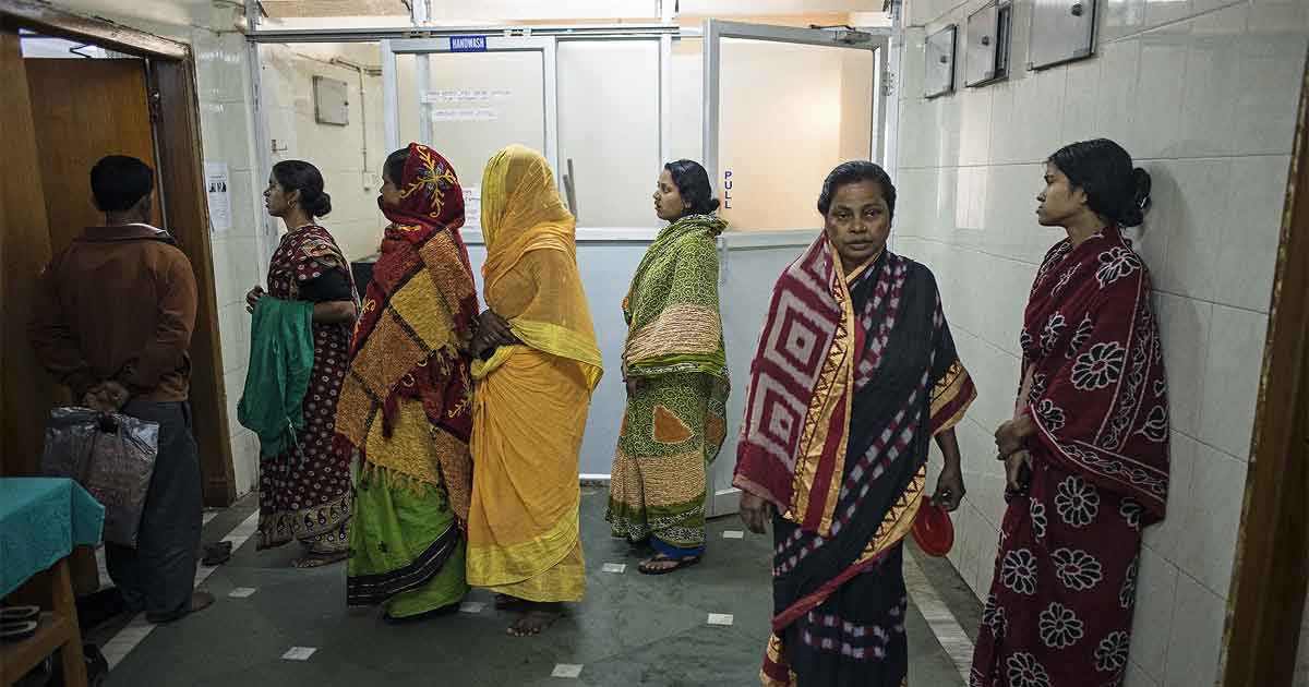 Patients Left Lying Outside Due to Lack of Beds, Inhumane Scene at Baruipur Subdistrict Hospital