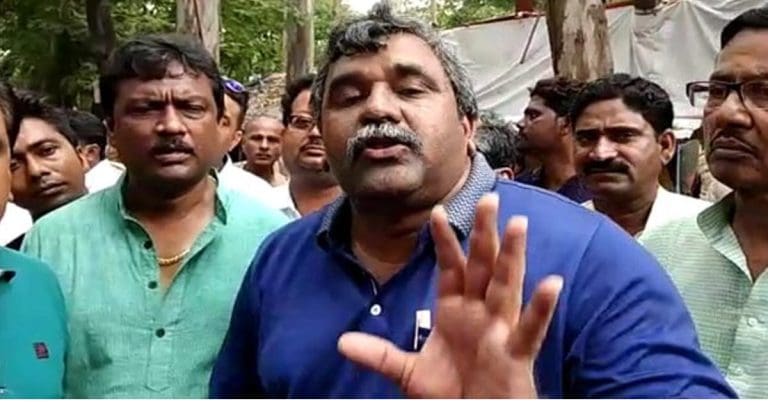 বালি খননের প্রতিবাদে ধুন্ধুমার, আক্রান্ত বিজেপি নেতা Clash Over Illegal Sand Mining Protest, BJP Leader Attacked