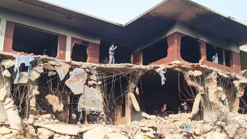 protesters of banglades demolish mujibs house in dhaka