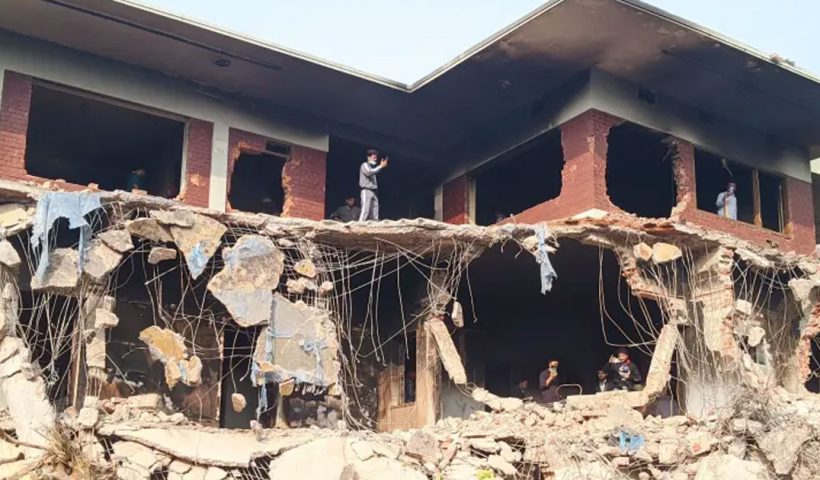 protesters of banglades demolish mujibs house in dhaka