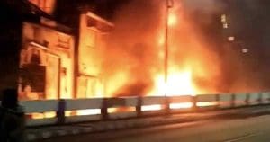 after-narakeldanga-another-shack-reduced-to-ashes-in-new-alipore-mayor-at-the-scene