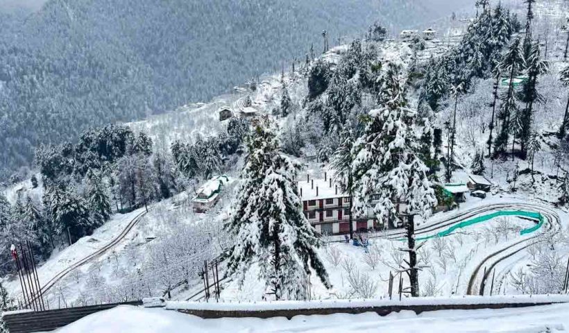 Heavy Snowfall Hits Himachal, Uttarakhand & J&K: Roads Blocked, Schools Shut, Rescue Ops On"