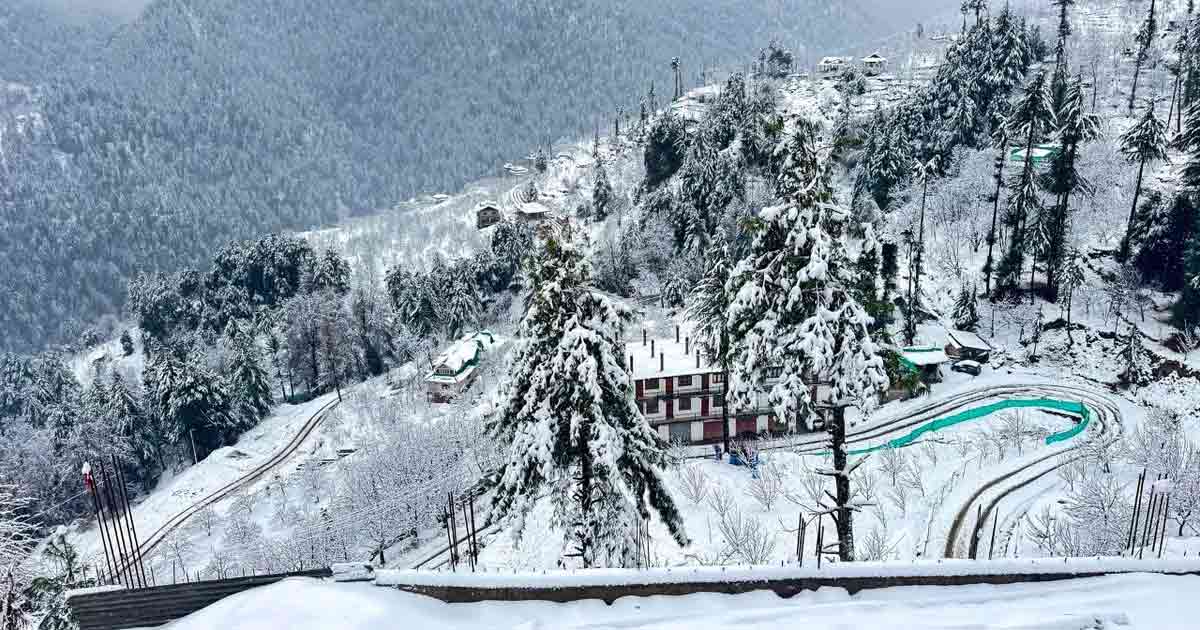 Heavy Snowfall Hits Himachal, Uttarakhand & J&K: Roads Blocked, Schools Shut, Rescue Ops On"