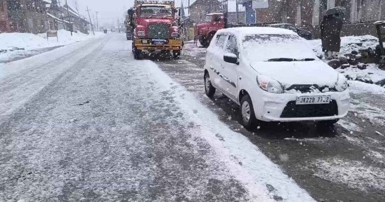লাদাখে তুষারধসে মৃত ৭, আহত ৫ Kashmir Valley witnesses fresh snowfall in Anantnag, Gulmarg, and Pahalgam. The snow-covered landscapes attract tourists and nature lovers alike.