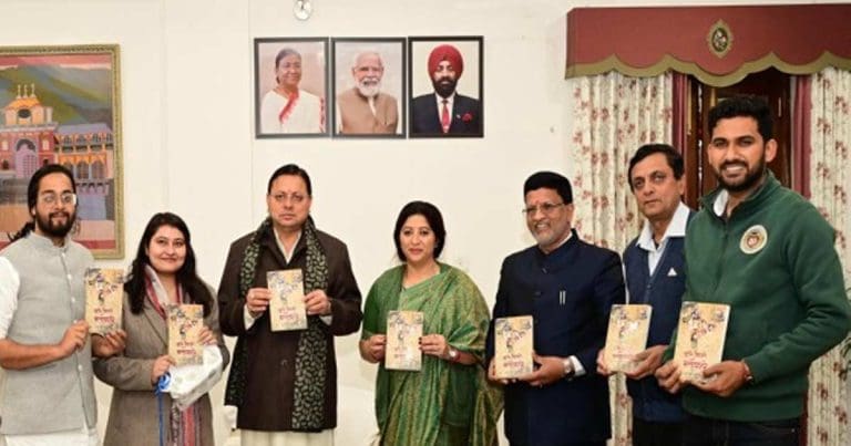 মুক্তি সংগ্রামের নায়কদের প্রতি শ্রদ্ধা জানিয়ে গল্প সংগ্রহ প্রকাশ উত্তরাখণ্ডের মুখ্যমন্ত্রীর