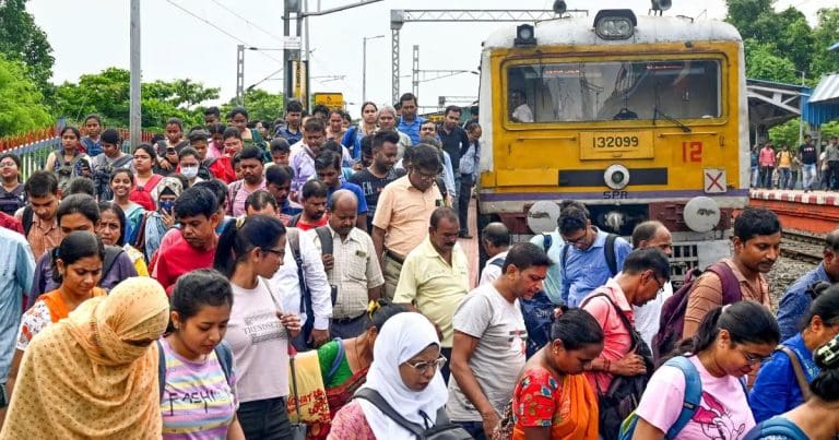 Signal Disruption at Dumdum, Commuters Face Severe Inconvenience