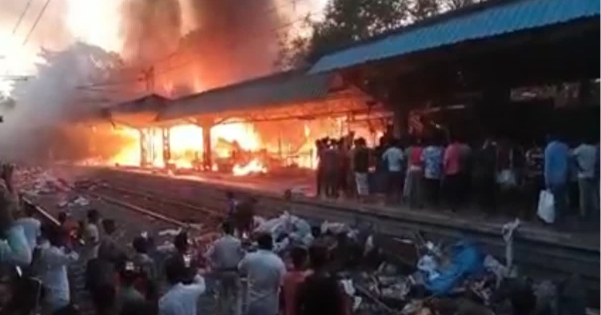 Fire Breakout: Santoshpur Station Blaze Causes Suspension of Train Services on Sealdah-Budge Budge Line