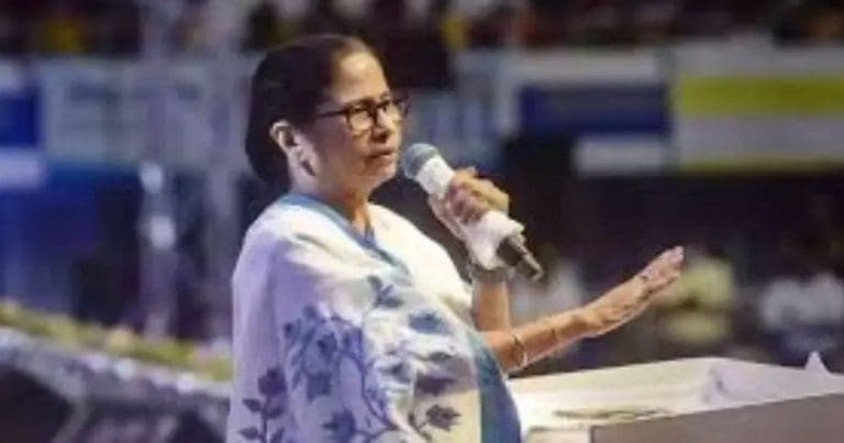 মুখ্যমন্ত্রীর সঙ্গে বৈঠক শুরু, নিজেদের দাবি পড়ে শোনাচ্ছেন চাকরিহারারা
