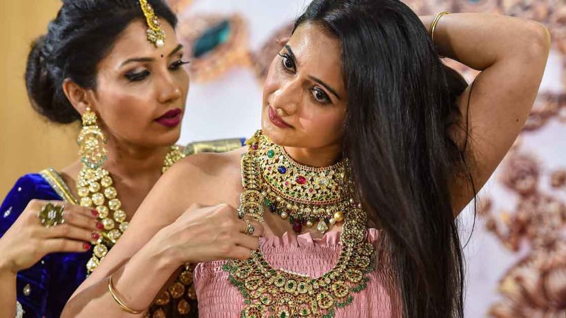 Gold Price Prediction girl