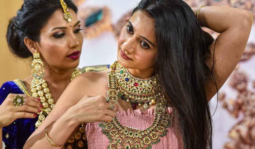 Gold Price Prediction girl