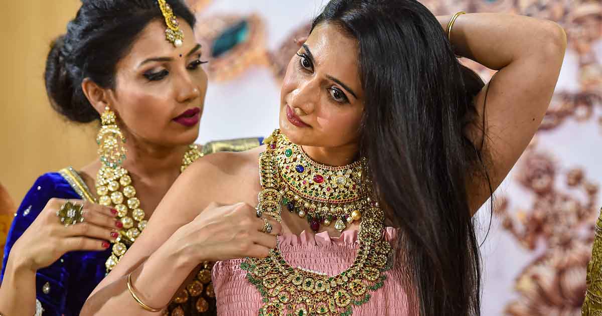 Gold Price Prediction girl