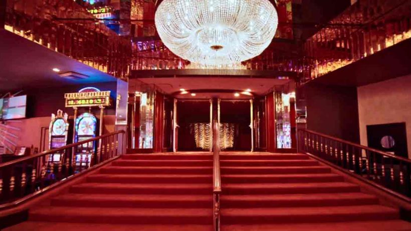 Why Casinos Use Red Carpets and No Clocks: The Psychology of the Casino Floor