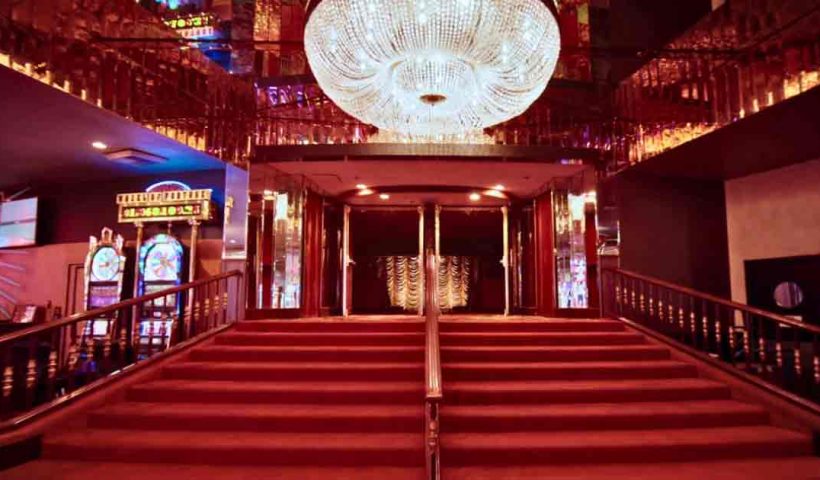 Why Casinos Use Red Carpets and No Clocks: The Psychology of the Casino Floor