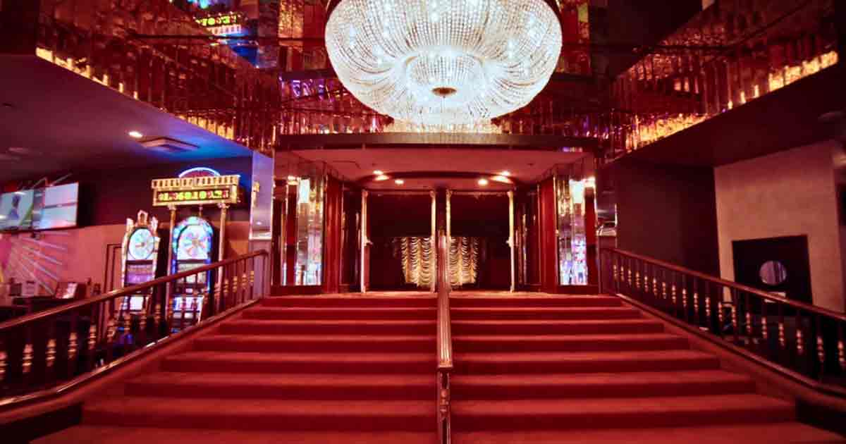 Why Casinos Use Red Carpets and No Clocks: The Psychology of the Casino Floor