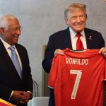 Latest News রোনাল্ডোর সই করা জার্সিতে বিশেষ বার্তা, চমকে উঠলেন ট্রাম্প!