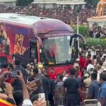 The Kolkata24x7 | Politics জয়ের উল্লাস কাড়ল ১১ ভক্তের প্রাণ, শোকাহত পরিবারের পাশে দাঁড়াল RCB