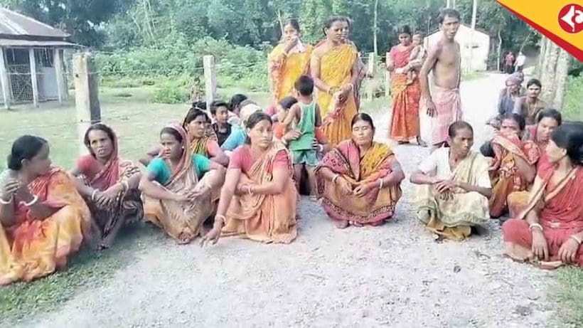 Villagers Protest Barbed Wire Fence Around 40-Year-Old Temple in Mathabhanga Nendarpara